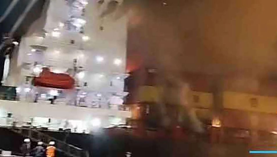 කොළඹ වරායේ නැවක ගින්නක්