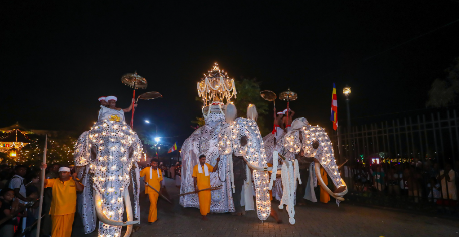පළමු කුඹල් පෙරහැර වීථි සංචාරය කෙරේ – පෙරහැර නැරඹීමට විශාල ජනතාවක්