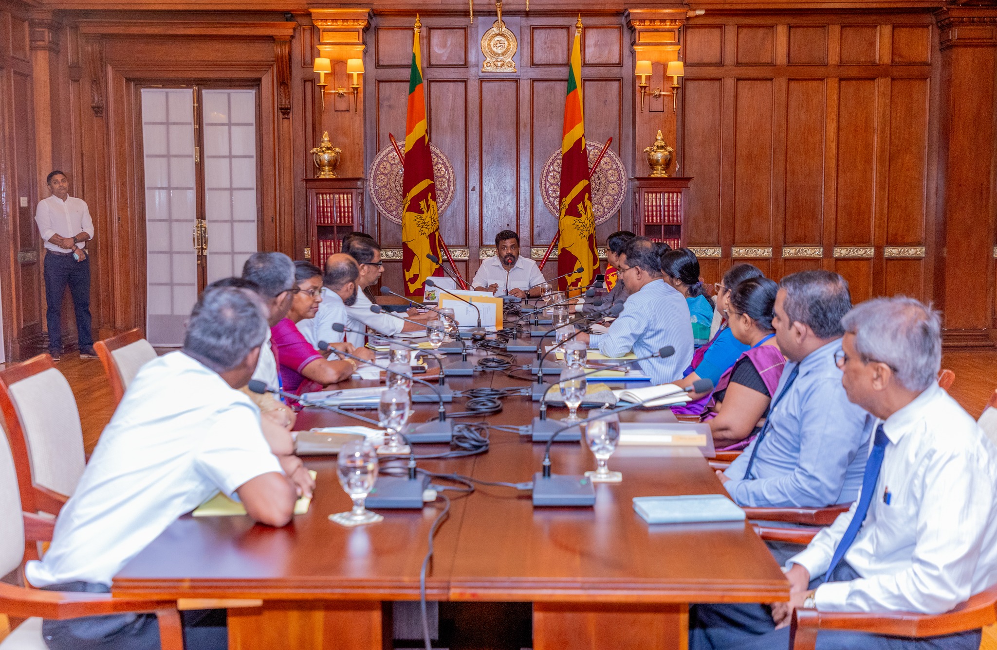 ඉදිරියේදී ජනතාවට බාධාවකින් තොරව ඉන්ධන සංචිත පවත්වාගෙන යෑමට ජනපතිගෙන් උපදෙස්