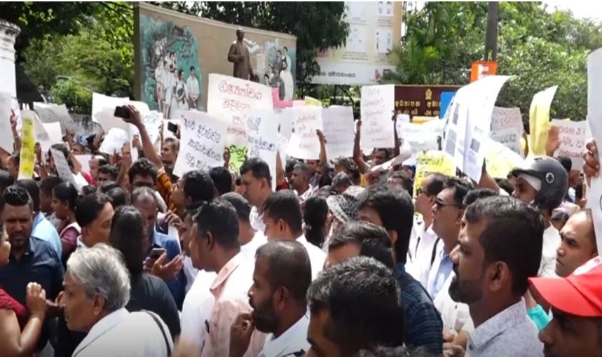 5 ශ්‍රේණිය ශිෂ්‍යත්ව විභාගය යළි පවත්වන්නැයි ඉල්ලා දෙමාපියන් උද්ඝෝෂණයක