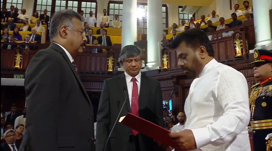 ඉතිහාසයේ අලුත් පරිච්ඡේදයක් සනිටුහන් කරමින් නව ජනපති ලෙස අනුර දිවුරුම් දෙයි