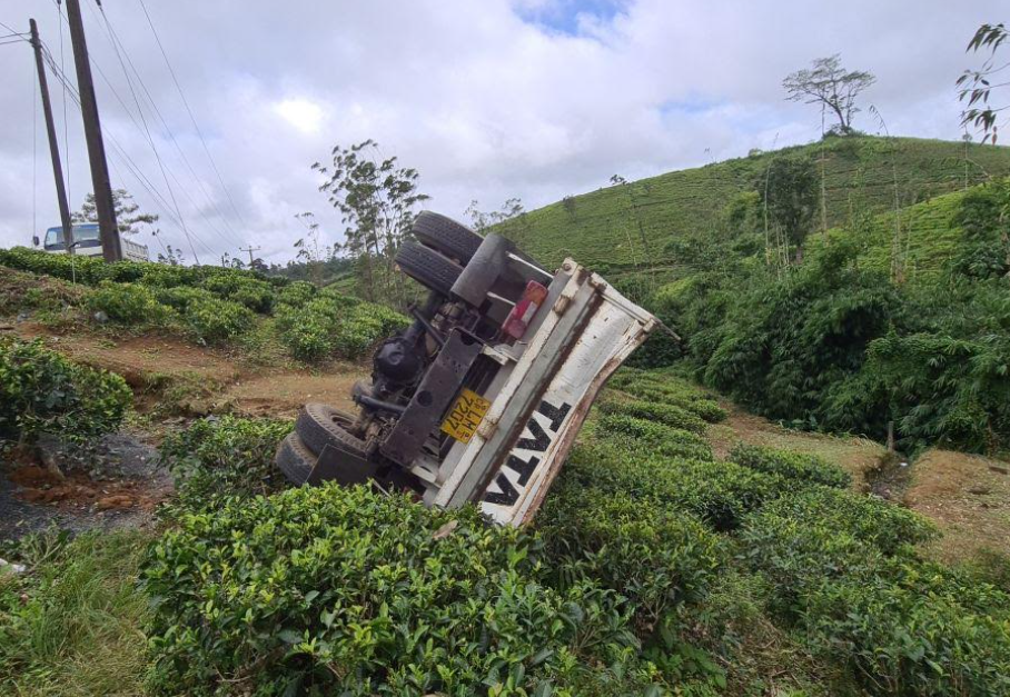 ගල් කුඩු ප්‍රවාහනය කරමින් තිබූ ටිපර් රථයක් ප්‍රපාතයකට පෙරලෙයි