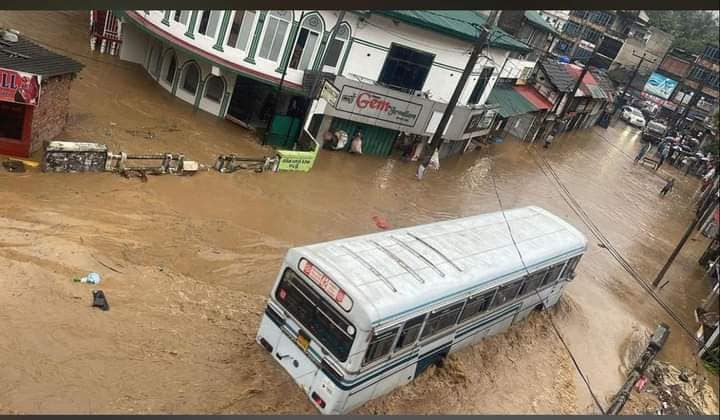 අකුරණ නගරය ජලයෙන් යට වෙයි