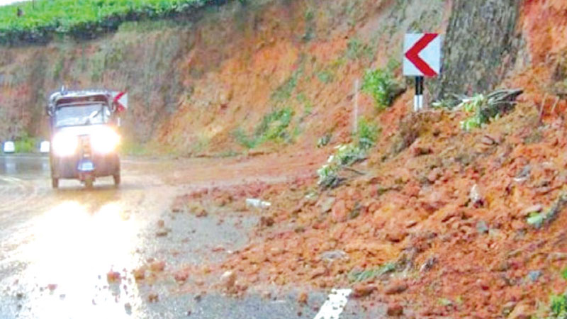 ප්‍රදේශ කිහිපයකට නායයෑමේ අනතුරු ඇඟවීම් නිවේදන