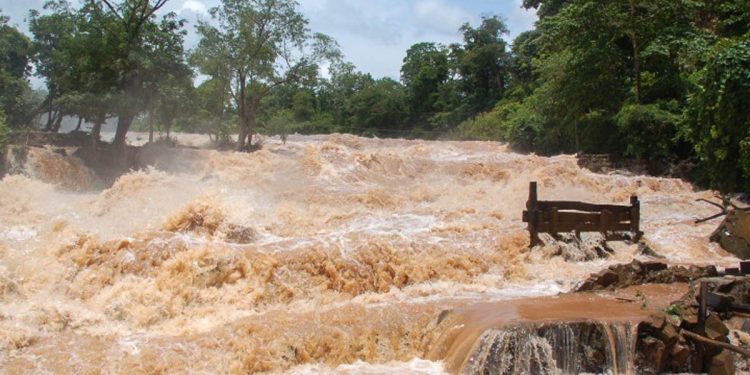 මහ වැස්සෙන් වව්නියාවේ වැව් 30ක් කැඩිලා – 250ක් දැඩි අවදානමේ