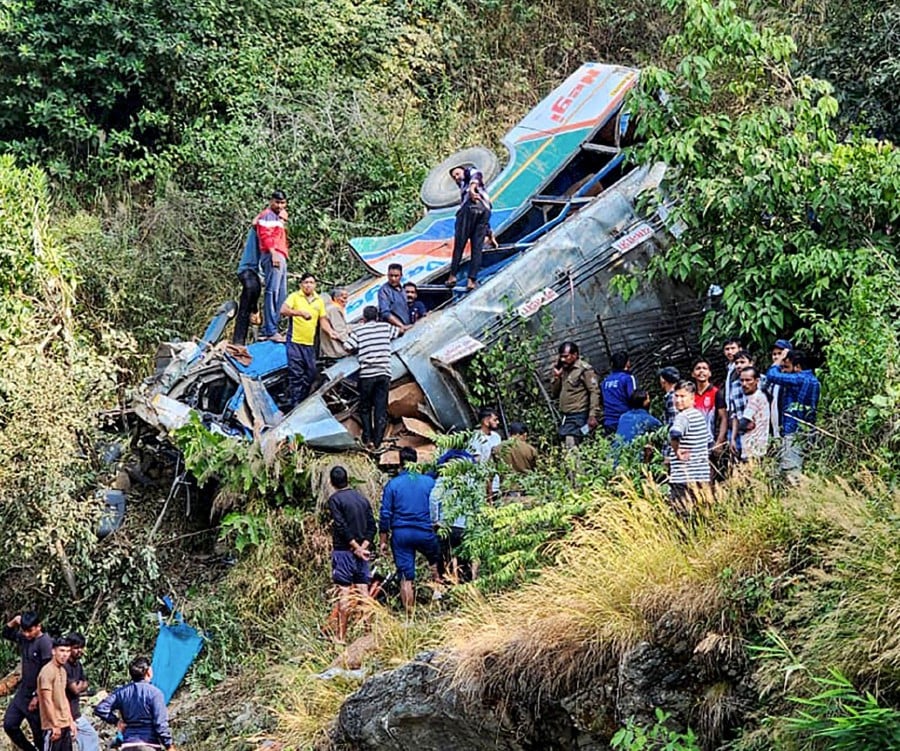 බසයක් ප්‍රපාතයකට පෙරළෙයි – 36ක් මරුට