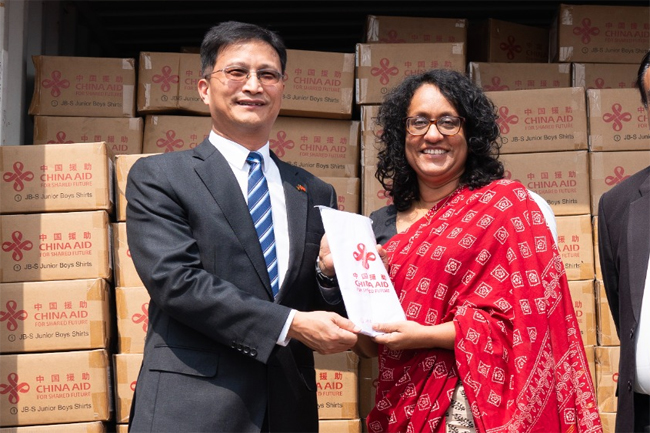 චීනයෙන් නොමිලේ දුන් පාසල් නිල ඇඳුම් ලංකාවට එයි