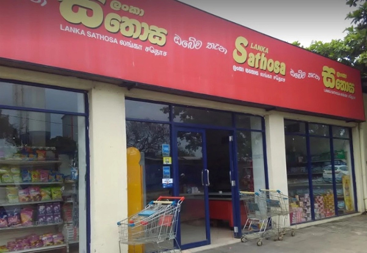 පොල් තුනයි හාල් කිලෝ 5යි සතොසෙන්