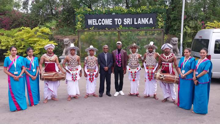 ලෝක ප්‍රසිද්ධ ගායකයෙක් දිවයිනට