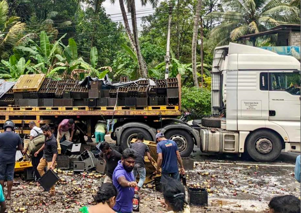 බියර් කන්ටේනර් රථයක් පෙරළෙයි