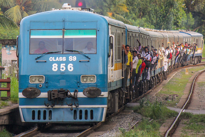 දුම්රියක් කාර් මික දෝෂයකට ලක්වෙයි