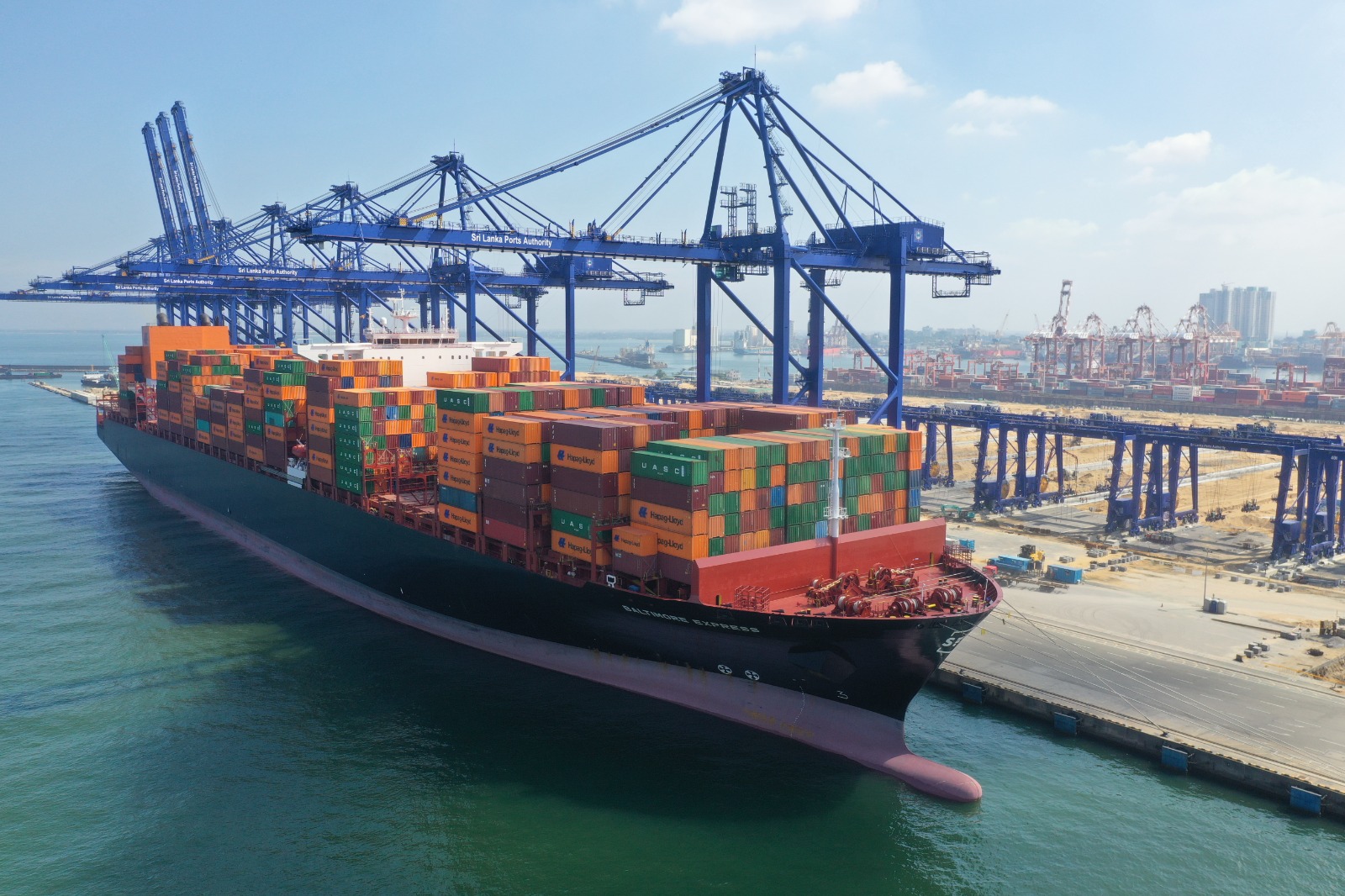 මෙරට වරායකට පැමිණි අතිවිශාලතම බහලුම් නෞකාව කොළඹ වරායට