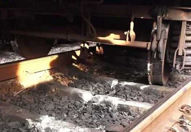 දුම්රියක් පිට පනී දුම්රියක් පිට පනී