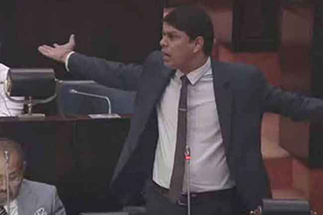 මන්ත්රී අර් චුනා පාර් ලිමේන්තු සභා ගර් භයෙන් එළියට මන්ත්රී අර් චුනා පාර් ලිමේන්තු සභා ගර් භයෙන් එළියට