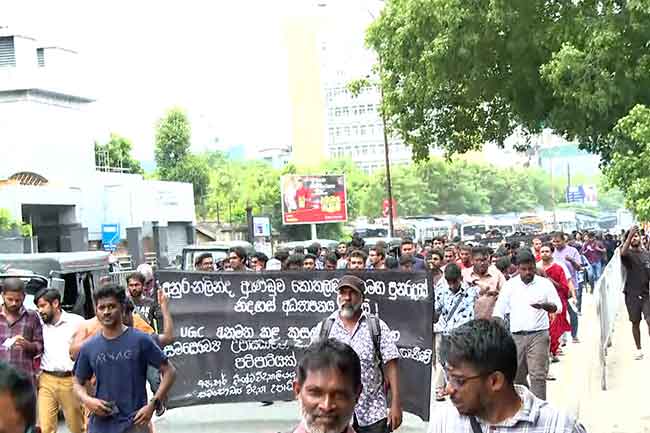 විරෝධතා පාගමනක් නිසා කොළඹ කොටුව ආශ්‍රිත දැඩි රථ වාහන තදබදයක්