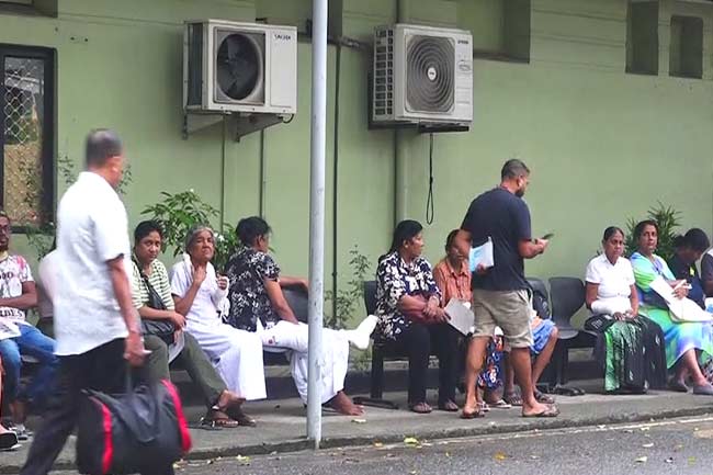 පරිපුරක වෛද්‍ය සේවා වෘත්තිකයින්ගේ වැඩවර් ජනය තාවකාලිකව අත්හිටුවයි