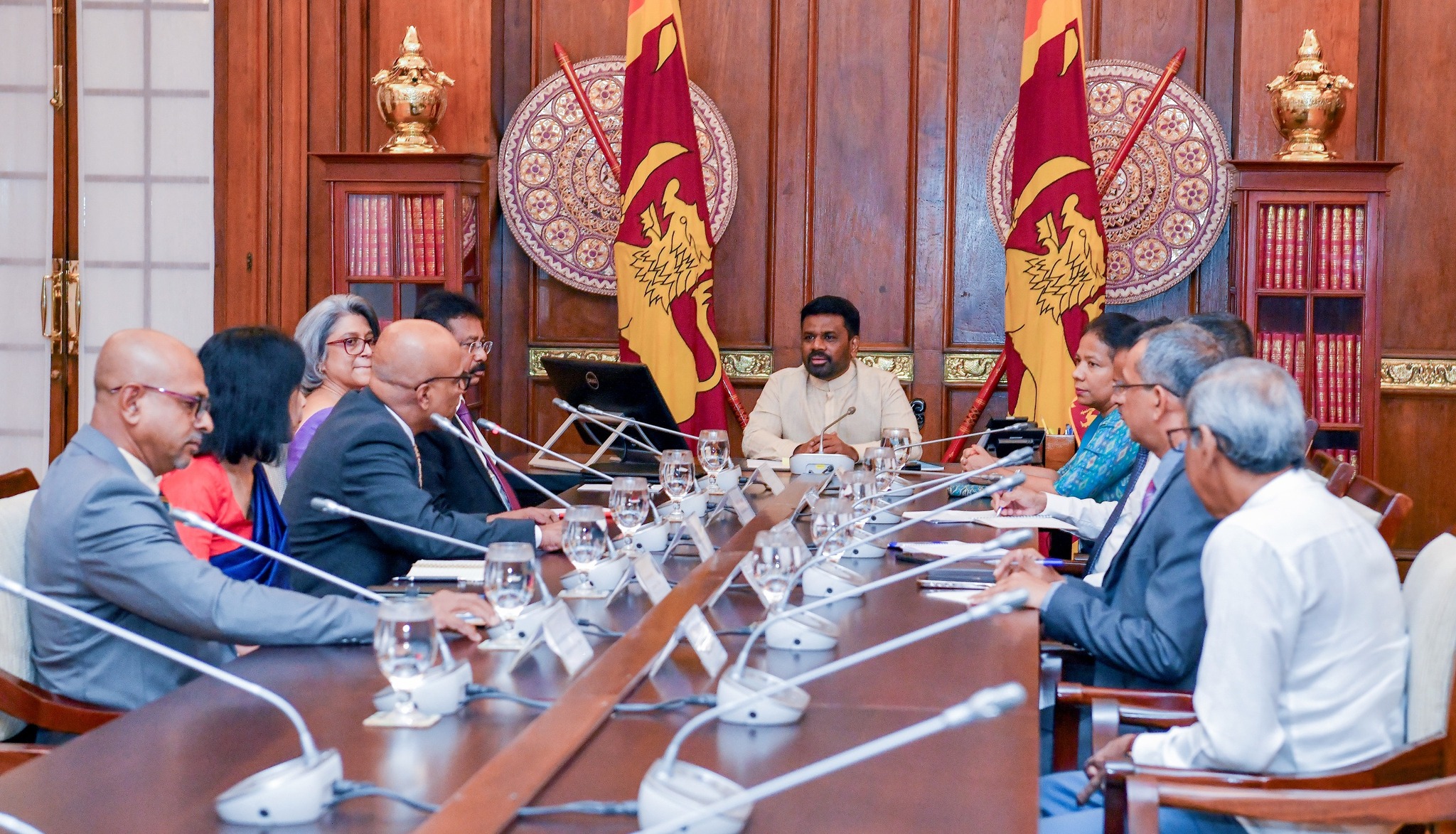 ජනපති සහ තානාපතිවරුන් පිරිසක් අතර හමුවක් ජනපති සහ තානාපතිවරුන් පිරිසක් අතර හමුවක්