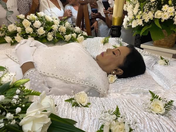 නිළි රැජින මාලනියගේ දේහයට අවසන් ගෞරව දැක්වීමට විශාල පිරිසක්  