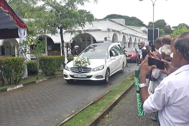 නිළි රැජින මාලනී ෆොන්සේකාගේ දේහය චිත්‍රපට සංස්ථාව වෙත රැගෙන එයි