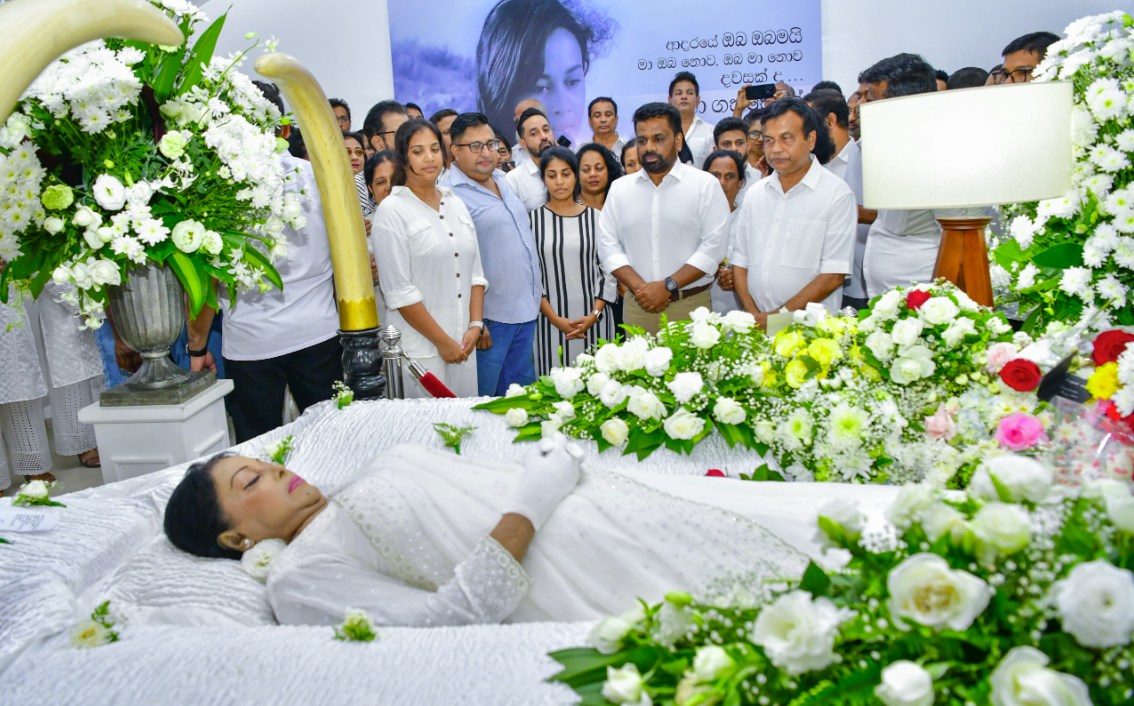 ජනපති ප්රවීණ රංගවේදිනී මාලනී ෆොන්සේකා මහත්මියගේ දේහයට අවසන් ගෞරව දක්වයි ජනපති ප්රවීණ රංගවේදිනී මාලනී ෆොන්සේකා මහත්මියගේ දේහයට අවසන් ගෞරව දක්වයි