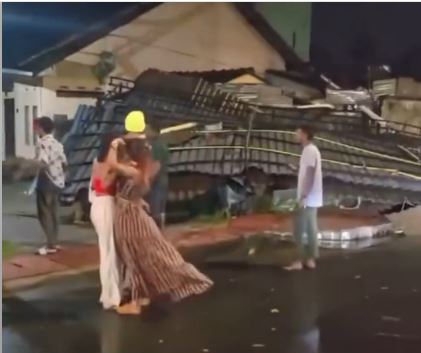 කොළඹට දැඩි සුළඟක්….ස්ථාන රැසක ගස් කඩා වැටීම්