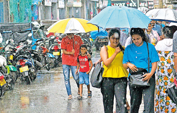 අද පස්වරුවේ තද වැසි අද පස්වරුවේ තද වැසි