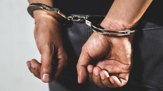 මැතිවරණ නීති කැඩූ අපේක්ෂකයෙක් අත්අඩංගුවට