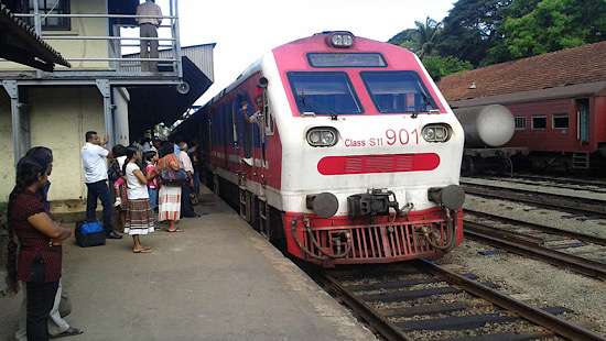 දීර් ඝ සතිඅන්තය වෙනුවෙන් විශේෂ දුම්රිය ගමන්වාර කිහිපයක්