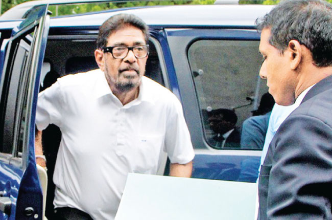 කෙහෙළියගේ දියණියන් දෙදෙනා සහ බෑණා අත්අඩංගුවට