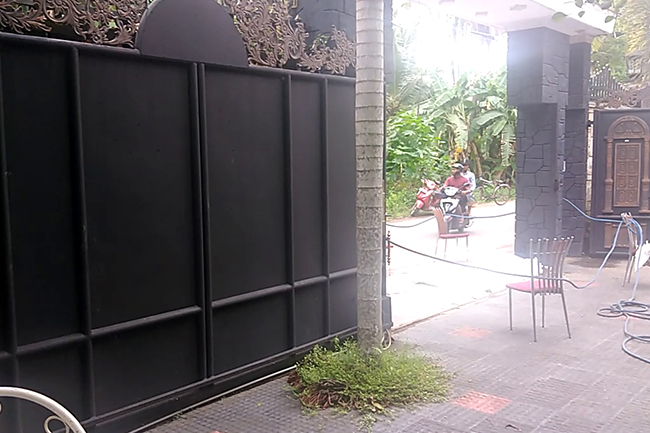 ව්‍යාපාරිකයාගේ නිවසේ ස්වයංක්‍රීය ගේට්ටුවට හසු වී සේවකයා අවසන් ගමන් යයි