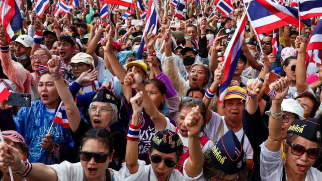 තායිලන්ත අගමැතිනියට ඉල්ලා අස්වන ලෙස බලකරමින් විරෝධතා තායිලන්ත අගමැතිනියට ඉල්ලා අස්වන ලෙස බලකරමින් විරෝධතා