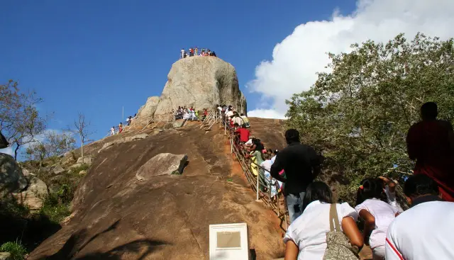 පොසන් උත්සවය වෙනුවෙන් විශේෂ ආරක්ෂක වැඩපිළිවෙළක් පොසන් උත්සවය වෙනුවෙන් විශේෂ ආරක්ෂක වැඩපිළිවෙළක්