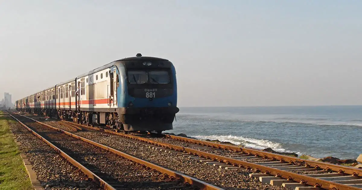 මුහුදුබඩ මාර් ගයේ දුම්රිය ගමනට බාධා