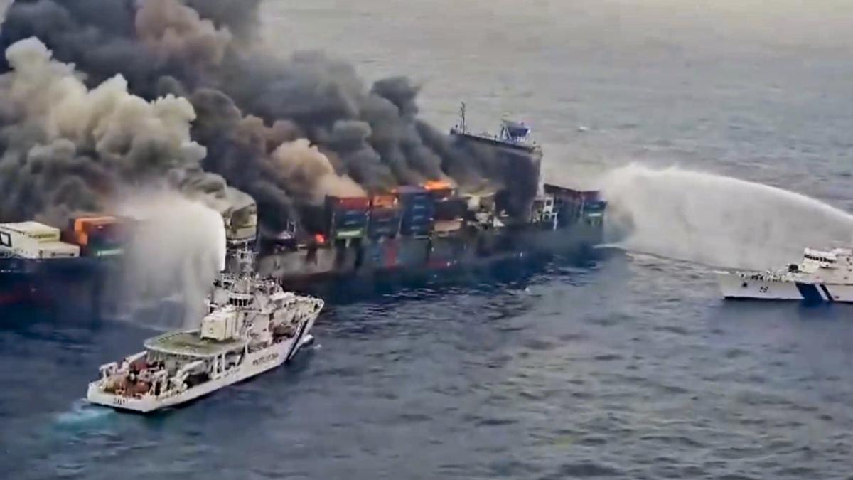 නැවේ පිපිරීමෙන් පසු සිව් දෙනෙකු අතුරුදන්