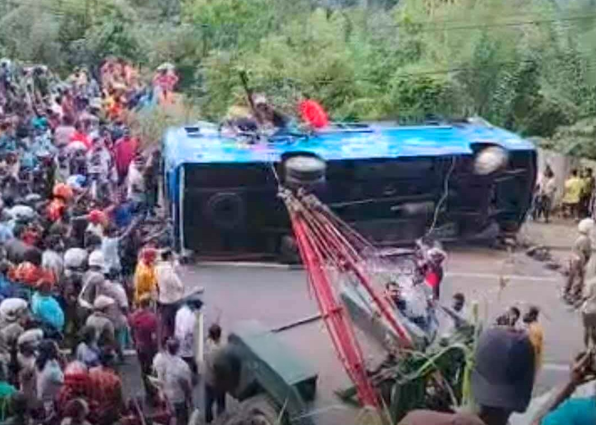 බදුල්ල දුන්හිඳ මාර්ගයේ බස් රථයක්  පෙරළීමෙන් තිදෙනෙකු මරුට