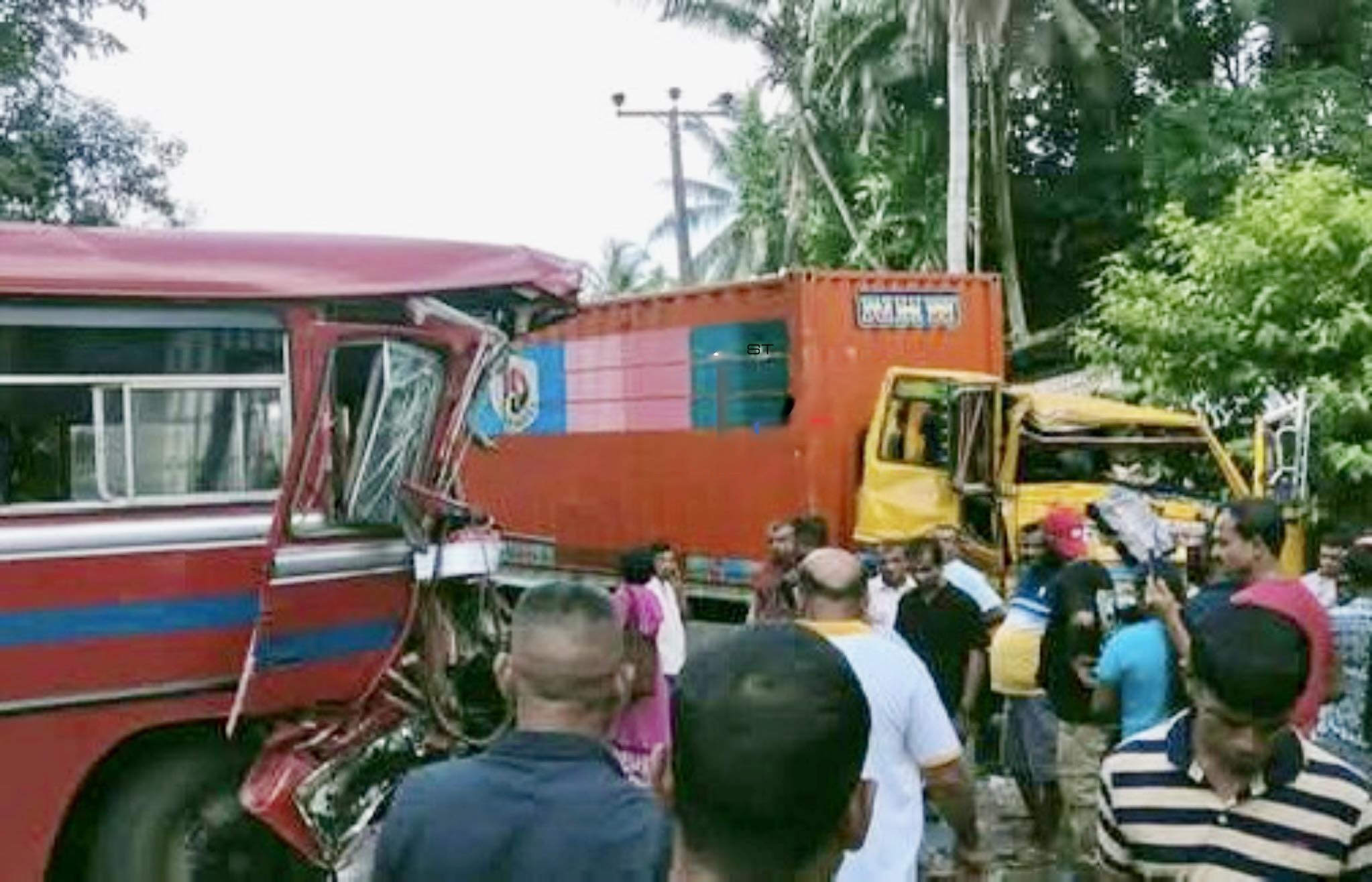 බිහිසුණු අනතුරක් – 18ක් රෝහලට