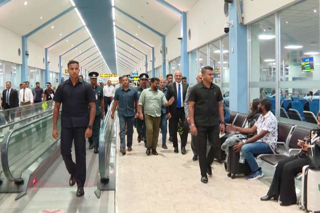 මාලදිවයින් සංචාරය නිමා කරමින් ජනපති දිවයිනට