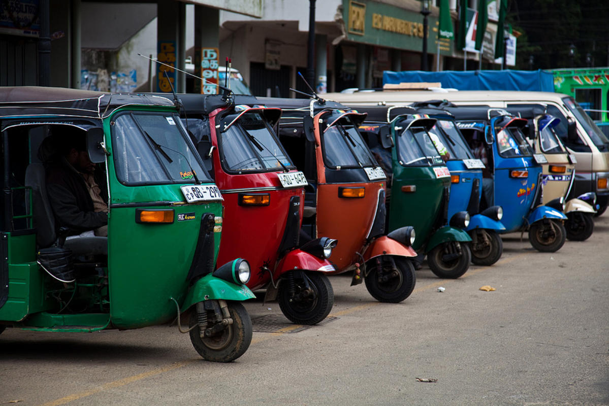 රෑට හයර් යන රියැදුරන් පරිස්සමෙන්