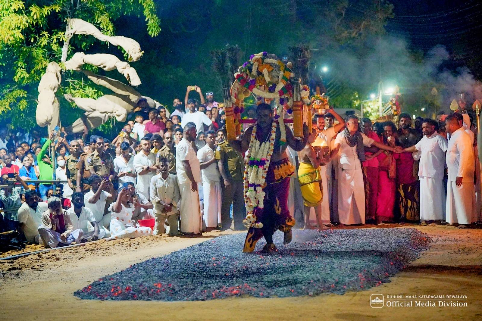 කතරගම ඇසල පෙරහැර මංගල්‍යයේ ගිනි පැගීමේ චාරිත්‍රය සාර් ථකව අවසන් (PHOTOS)