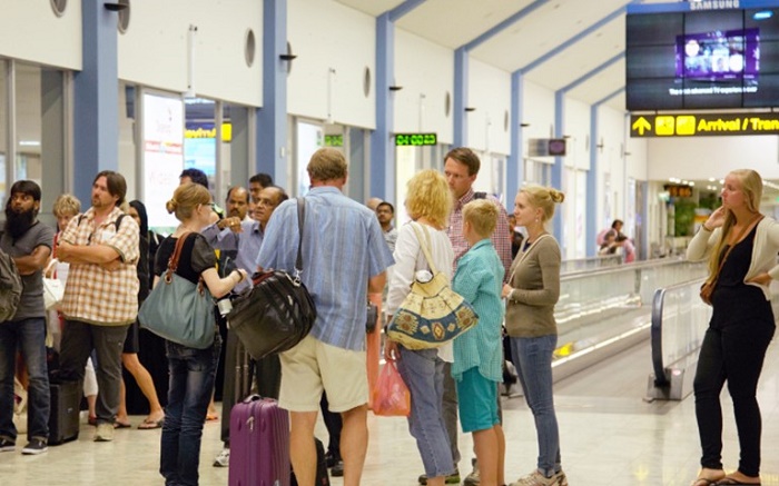 මෙරටට පැමිණෙන විදේශිකයින්ට ගුවන් තොටුපොළේදීම තාවකාලික රියැදුරු බලපත්‍ර