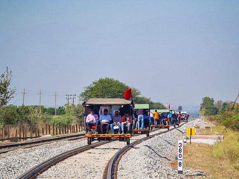 සංචාරකයින්ගේ විනෝදයට පැටෙල් ට්රොලි සංචාරකයින්ගේ විනෝදයට පැටෙල් ට්රොලි