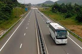 අධිවේගයේ යන සියලු වාහනවලට සීට් බෙල්ට් අනිවාර් ය කෙරේ අධිවේගයේ යන සියලු වාහනවලට සීට් බෙල්ට් අනිවාර් ය කෙරේ