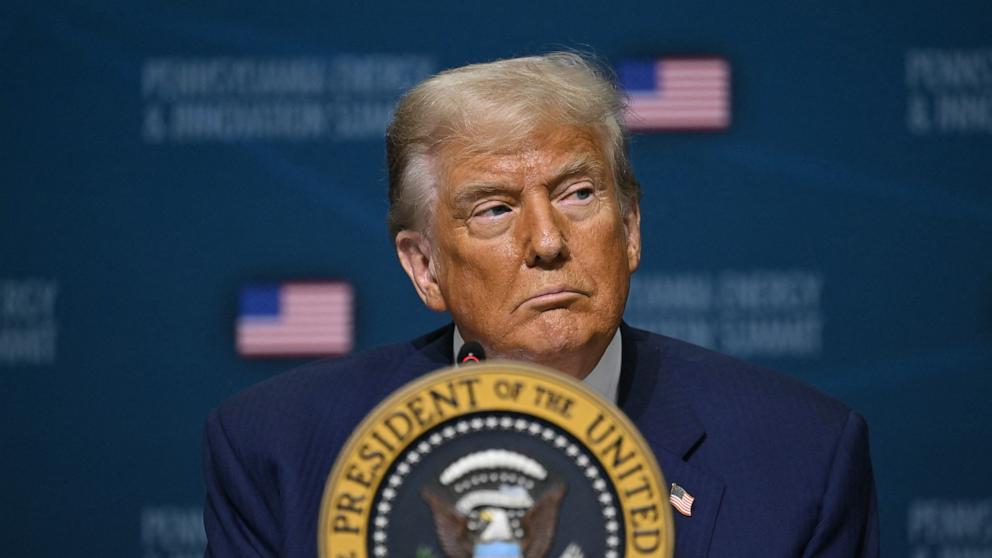 ඩොනල්ඩ් ට්රම්ප්ට නිදන්ගත නහර රෝගයක් ඩොනල්ඩ් ට්රම්ප්ට නිදන්ගත නහර රෝගයක්