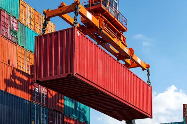 පැටවීමට ගිය බහාලුමක් ප්‍රයිම් මූවර් රථය මතට වැටීමෙන් එහි සිටි රියදුරු මරුට