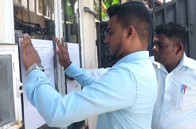 රාජිතගේ වරෙන්තුව නිවසේ දොරේ අලවයි