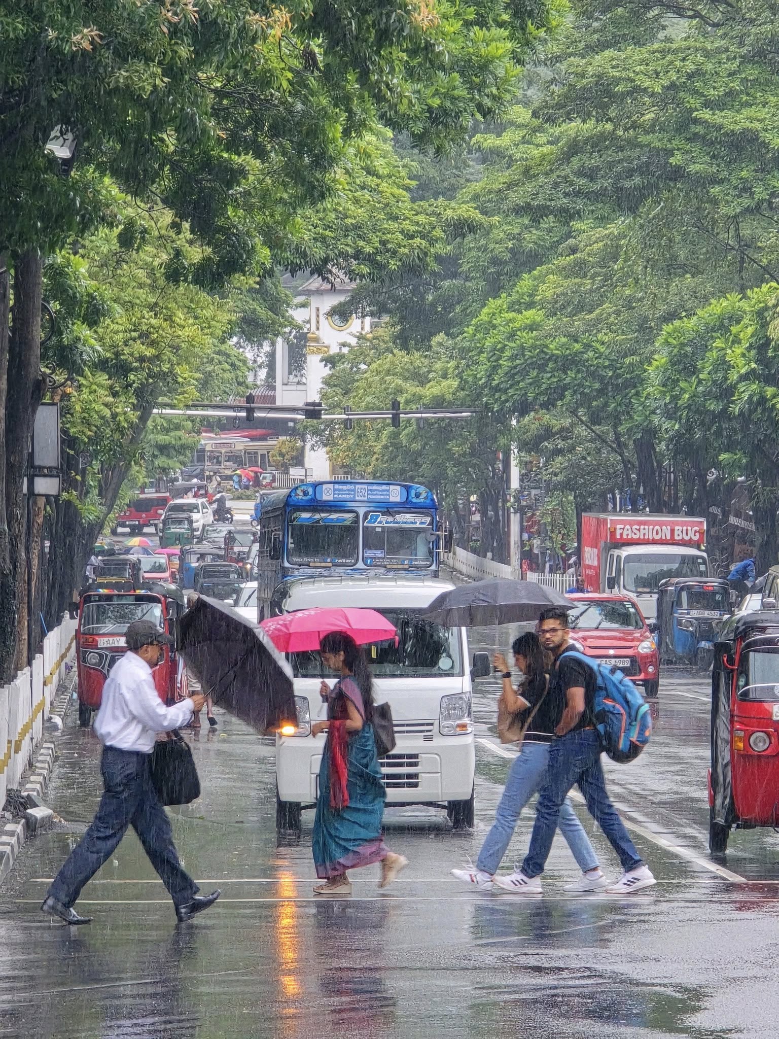 බස්නාහිර දකුණ සහ මහනුවරට අද වැසි
