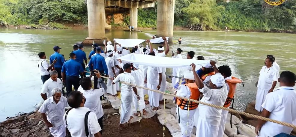 ඇසළ පෙරහරේ දිය කැපීමේ චාරිත්‍රය ඉටුකෙරේ