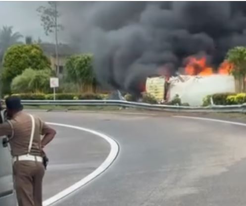 දක්ෂිණ අධිවේගී මාර් ගයේ ලොරියක් ආරක්ෂිත වැටක ගැටීමෙන් ගිනි ගනී