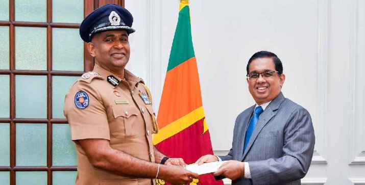 නව පොලිස්පති ලෙස ප්‍රියන්ත වීරසූරිය පත් කෙරේ