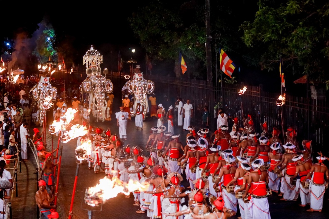 මහනුවර ඇසළ පෙරහැර මංගල්‍යයේ 4වැනි කුඹල් පෙරහැර අද